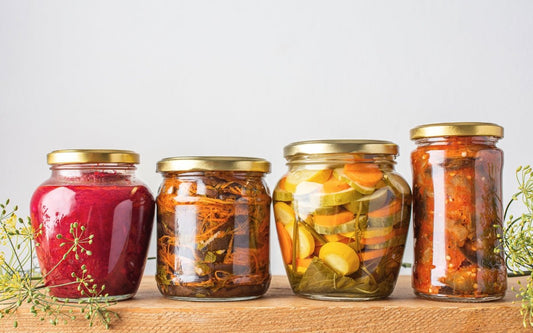 Fermentiertes Gemüse in Einmachgläsern