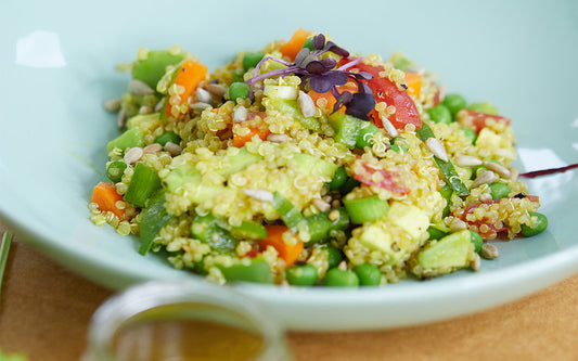 Quinoa-Salat in einer hellblauen Sc