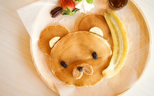 Pancakes mit Früchten zu einem Bärengesicht kreiert