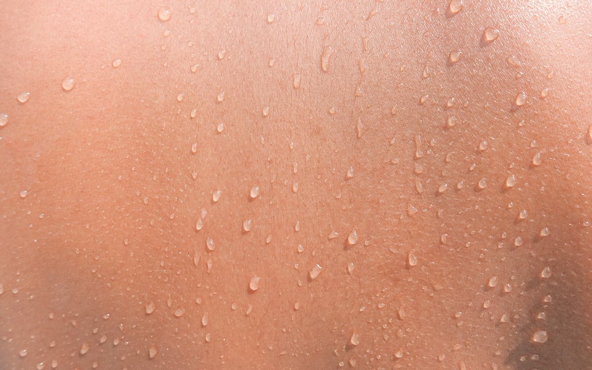 Schwitzen – Was weibliche Hormone damit zu tun haben und Tipps gegen starkes Schwitzen