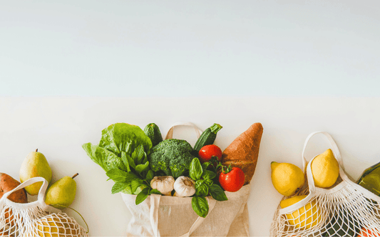 Vitaminreiches Gemüse, Obst und Öl in Stoffbeuteln