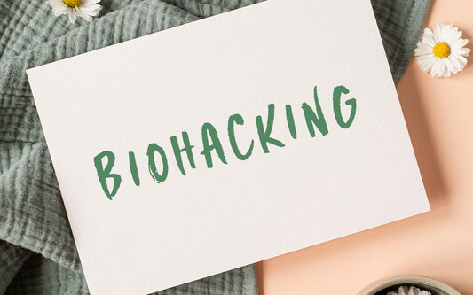 Bild von einem Zettel, auf dem groß das Wort Biohacking steht.