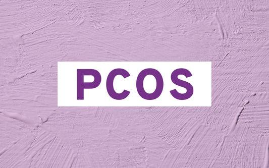 PCOS prägnant und in Großbuchstaben auf lila Hintergrund. 