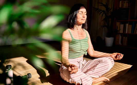 Frau in Balance beim Yoga 